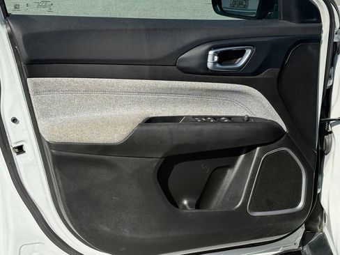 Used 2024 Jeep Compass Latitude image 11