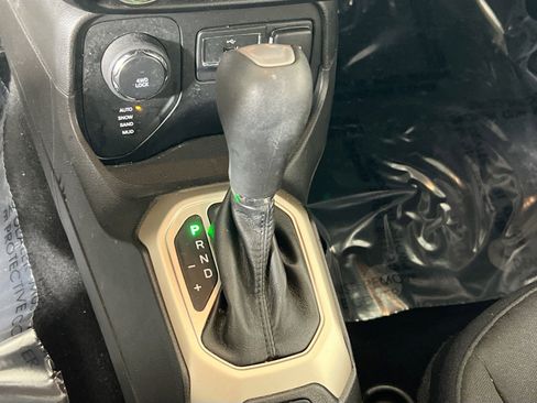 Used 2017 Jeep Renegade Latitude image 16