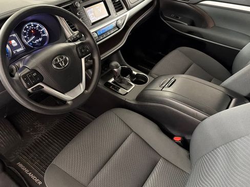 Used 2019 Toyota Highlander LE AWD/4WD image 11
