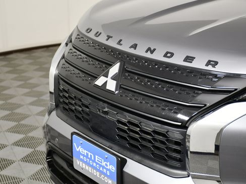 Used 2024 Mitsubishi Outlander SE Black Edition image 11