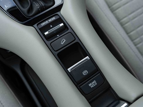 Certified 2026 Honda HR-V LX image 28