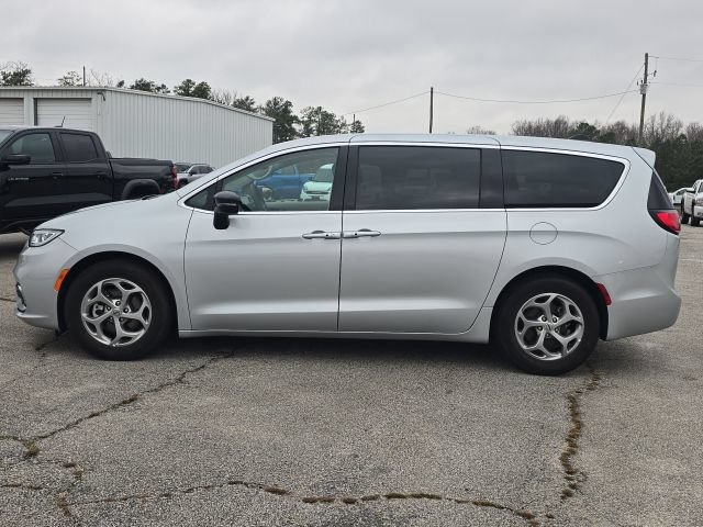 Used 2024 Chrysler Pacifica Limited FWD image 2