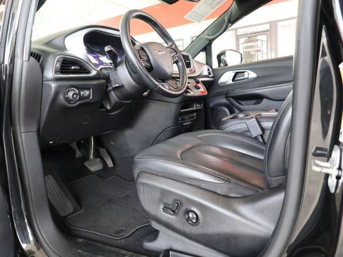 Used 2019 Chrysler Pacifica Touring-L Plus w/ Advanced Safetytec Group FWD image 38
