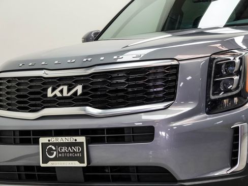 Used 2022 Kia Telluride EX w/ EX Premium Package FWD image 2
