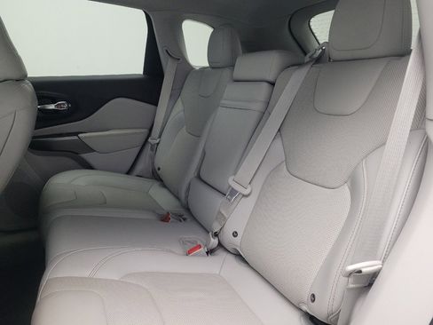 Used 2019 Jeep Cherokee Limited image 18