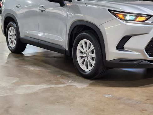 Used 2024 Toyota Grand Highlander AWD image 16