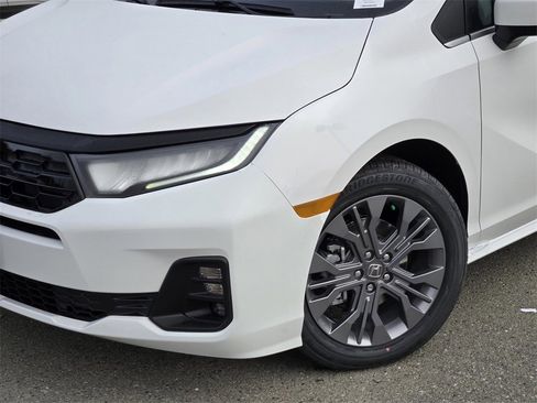 New 2026 Honda Odyssey Touring image 9