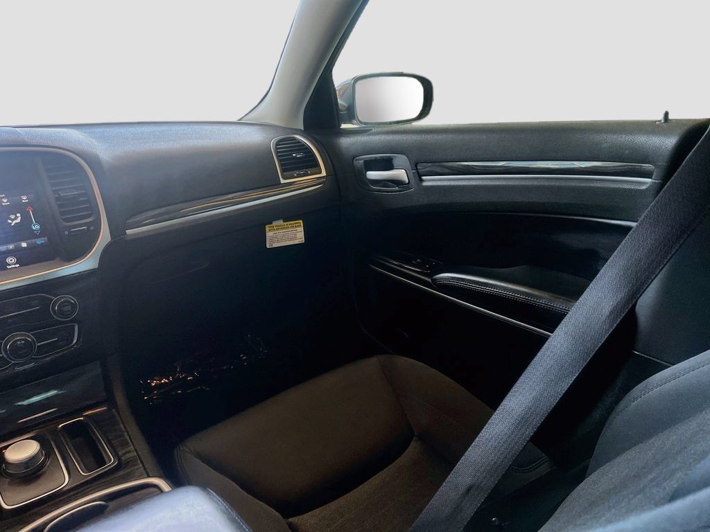 Used 2020 Chrysler 300 Touring RWD image 22