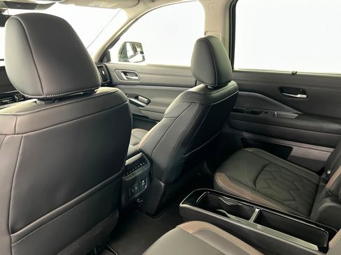 New 2026 Nissan Pathfinder Platinum image 19