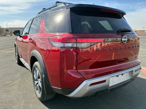 Certified 2024 Nissan Pathfinder SL w/ Black Appearance Package image 4