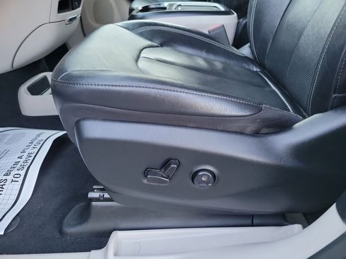 Used 2022 Chrysler Pacifica Touring-L image 16