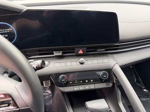 Certified 2025 Hyundai Elantra SEL FWD image 15