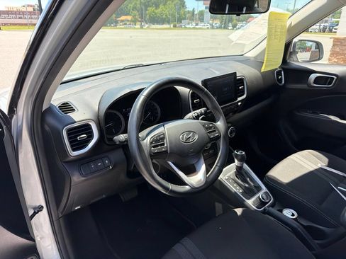 Used 2022 Hyundai Venue SEL FWD image 3