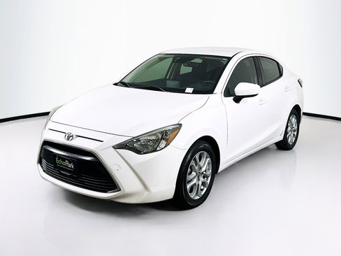 Used 2017 Toyota Yaris iA image 3