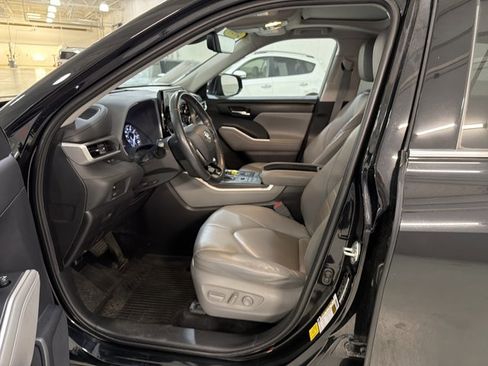 Used 2020 Toyota Highlander XLE image 6