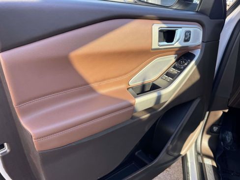 Used 2022 Ford Explorer King Ranch w/ Premium Technology Package image 29