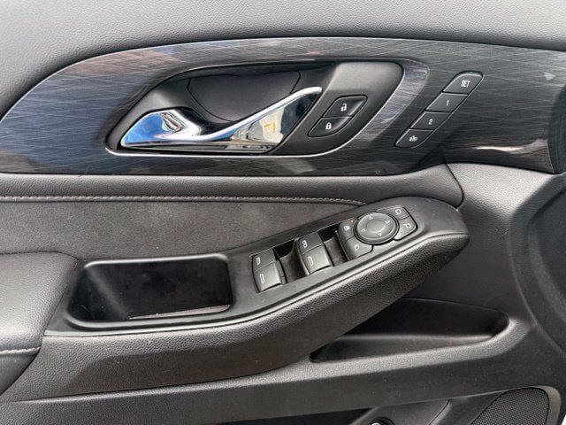 Used 2023 Chevrolet Traverse High Country FWD image 31