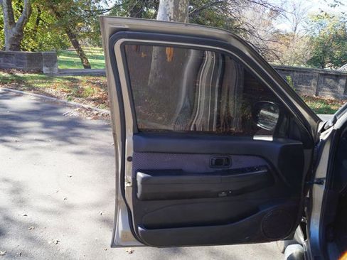 Used 2003 Nissan Pathfinder SE image 17