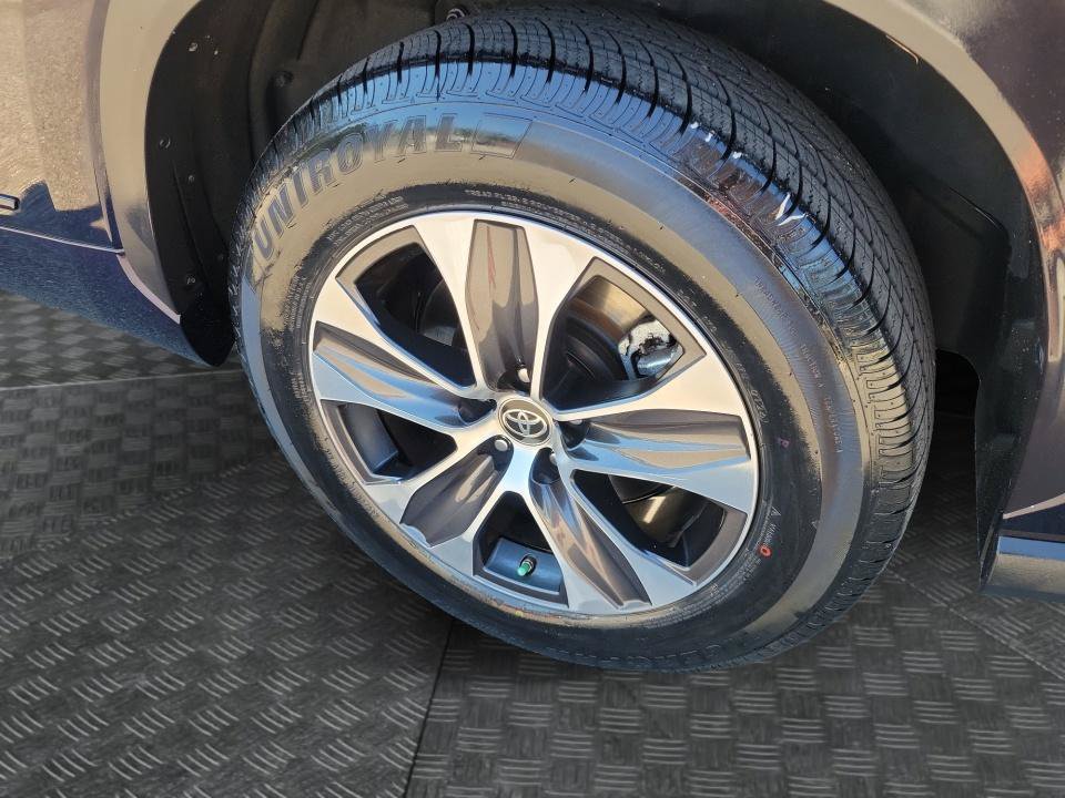 Used 2020 Toyota Highlander XLE FWD image 25