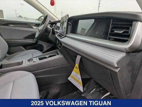 New 2025 Volkswagen Tiguan SE image 19