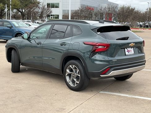 Used 2025 Chevrolet Trax LT w/ LT Convenience Package image 7