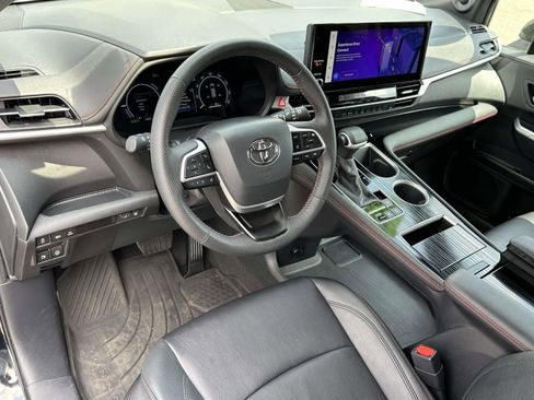 Used 2025 Toyota Sienna XSE w/ XSE Plus Package AWD/4WD image 9