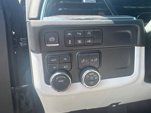 Used 2025 Chevrolet Suburban Premier AWD/4WD image 19
