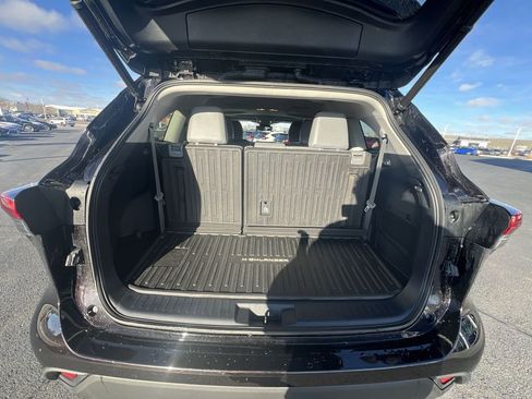 Used 2021 Toyota Highlander XLE image 26