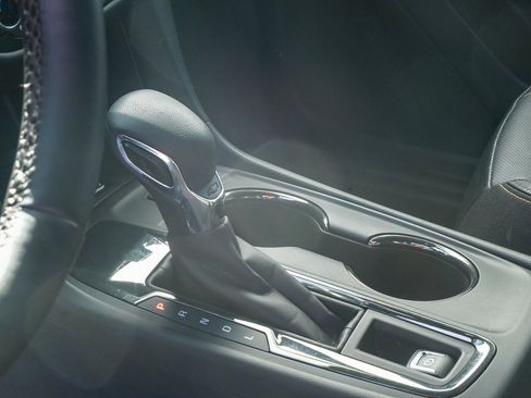 Used 2023 Chevrolet Equinox Premier image 17