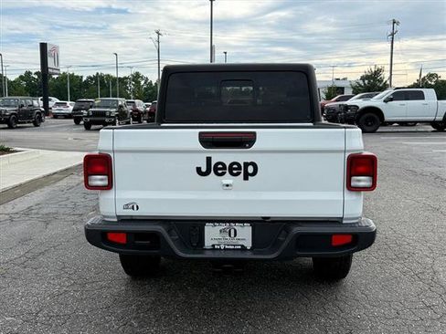 Certified 2023 Jeep Gladiator Sport AWD/4WD image 4