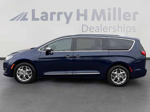 Used 2017 Chrysler Pacifica Limited w/ UConnect Theater Package image 2