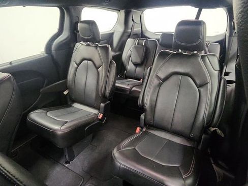Used 2025 Chrysler Pacifica Select image 24