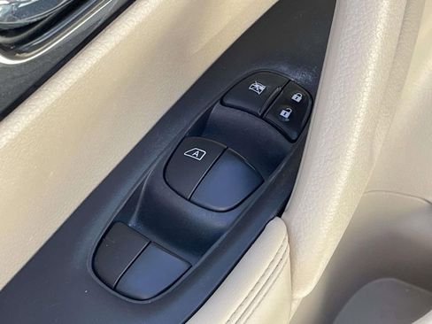 Used 2017 Nissan Rogue S image 14