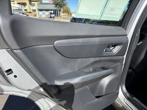 Used 2023 Nissan Ariya AWD image 28