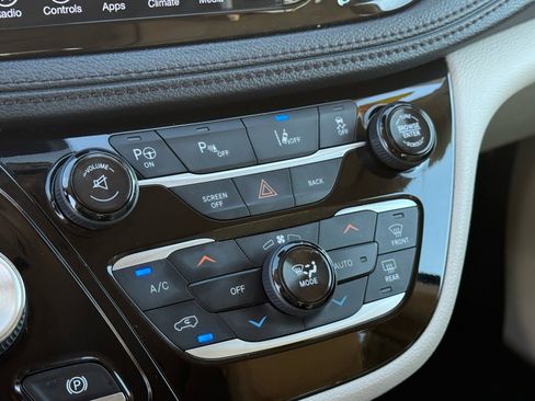 Used 2017 Chrysler Pacifica Limited w/ Advanced Safetytec Group image 22