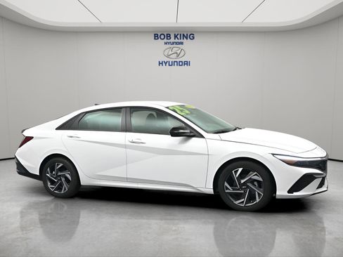 Used 2025 Hyundai Elantra Sport image 2