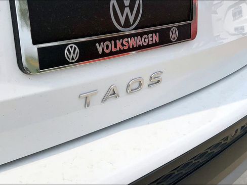 Used 2025 Volkswagen Taos SE FWD image 8