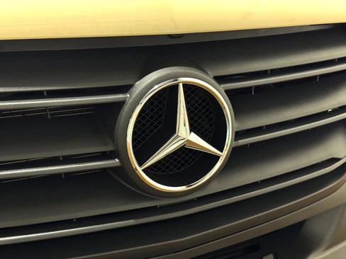 Used 2022 Mercedes-Benz Sprinter 2500 image 40