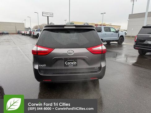 Used 2018 Toyota Sienna L image 9