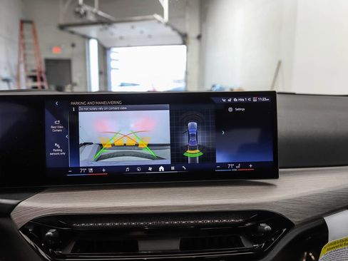 Used 2025 BMW 330i xDrive Sedan w/ Premium Package image 18