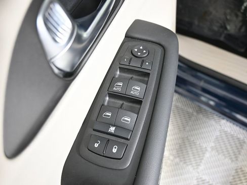Used 2024 Chrysler Pacifica Touring-L AWD/4WD image 20