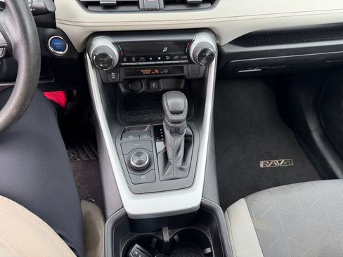 Used 2022 Toyota RAV4 XLE AWD/4WD image 18