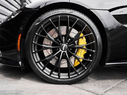 Used 2023 Aston Martin V8 Vantage Coupe RWD image 3