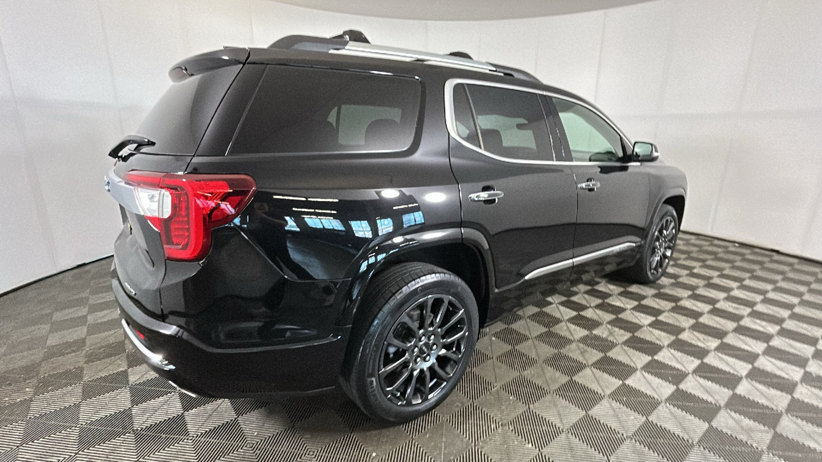Used 2023 GMC Acadia Denali w/ Black Diamond Edition AWD/4WD image 3