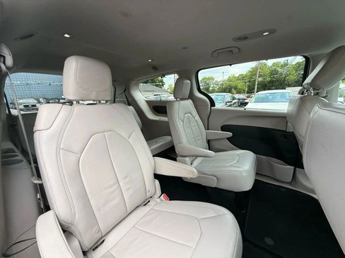 Used 2017 Chrysler Pacifica Touring-L w/ Tire & Wheel Group FWD image 57