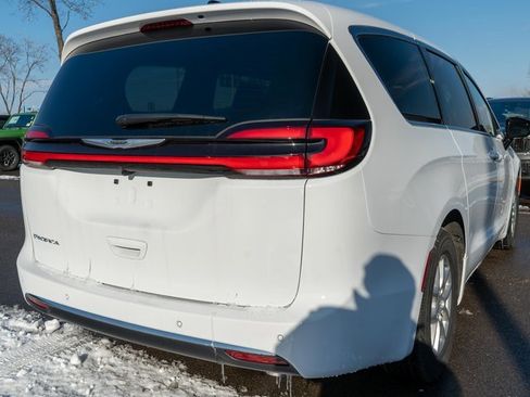 New 2026 Chrysler Pacifica Select image 5