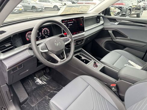 New 2026 Volkswagen Tiguan SE FWD image 12
