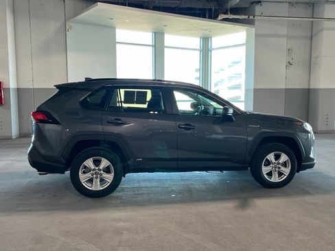 Used 2021 Toyota RAV4 LE AWD/4WD image 12