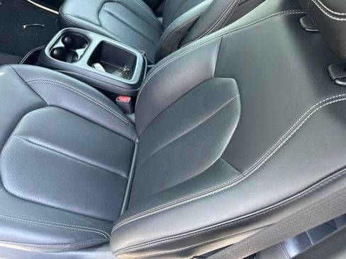 Used 2025 Chrysler Pacifica Select FWD image 12