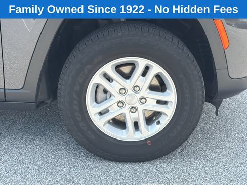 Used 2025 Jeep Grand Cherokee Laredo w/ Trailer Tow Package AWD/4WD image 12